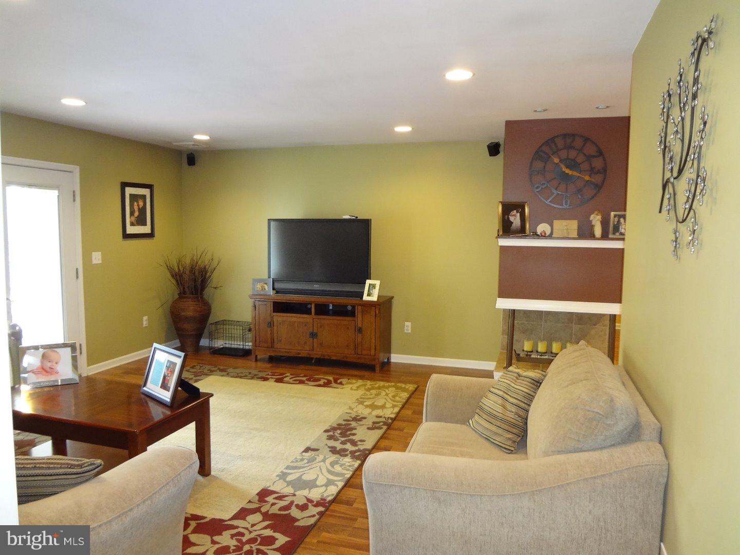 6 North Kingston Road Newark, DE 19713 - Photo 6 of 25 Living Room