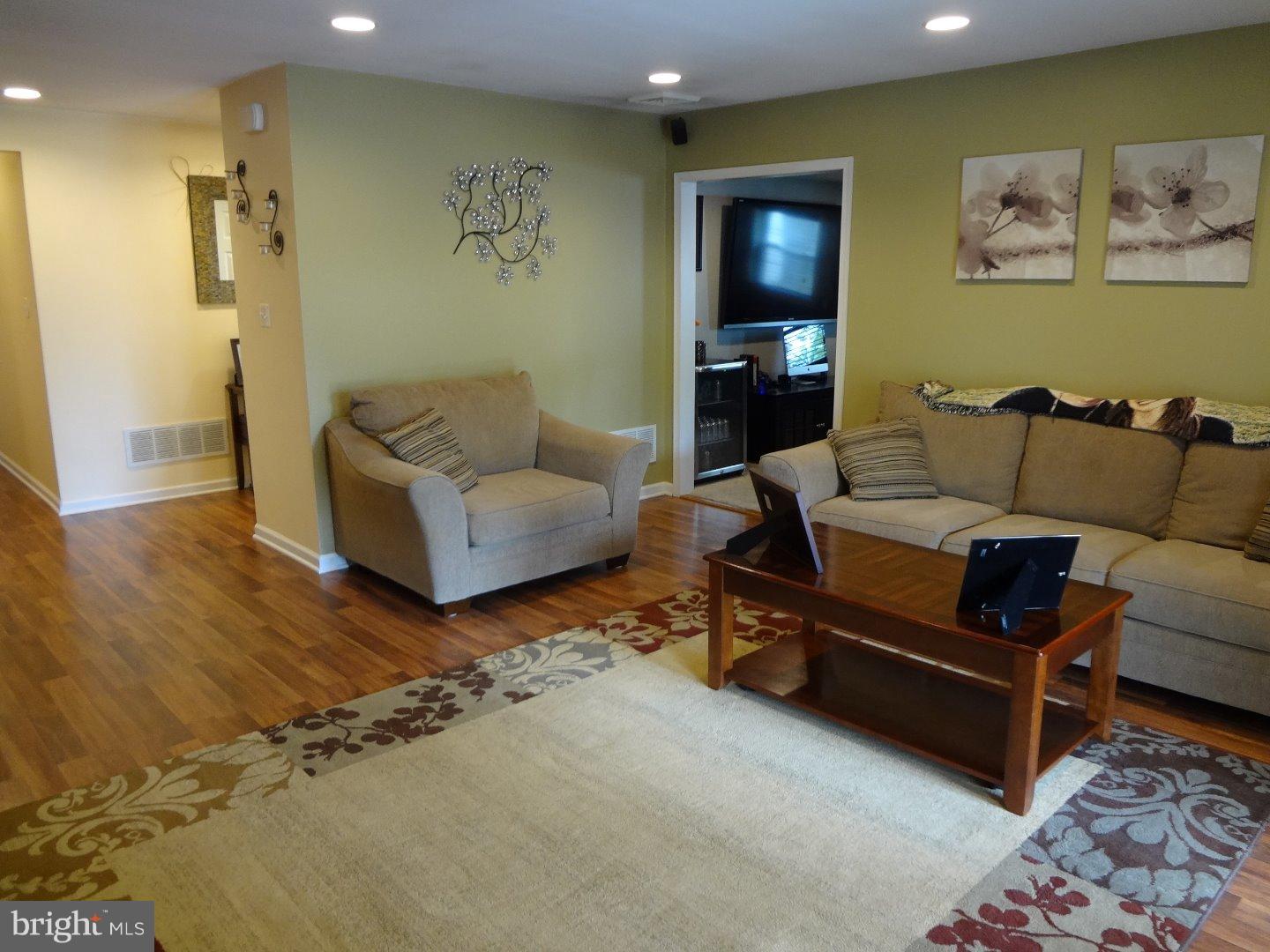 6 North Kingston Road Newark, DE 19713 - Photo 7 of 25 Living Room