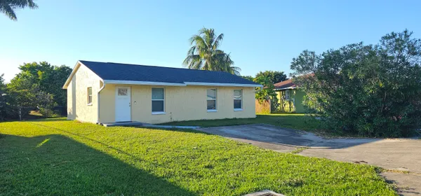 $1,750 | 323 Seminole Court, Pahokee, FL 33476