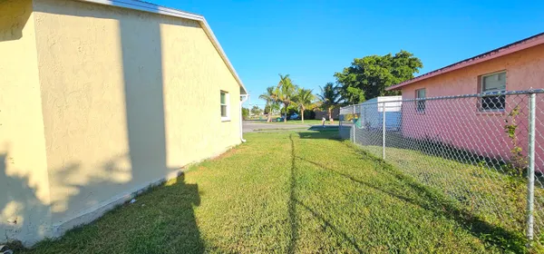 $1,750 | 323 Seminole Court, Pahokee, FL 33476