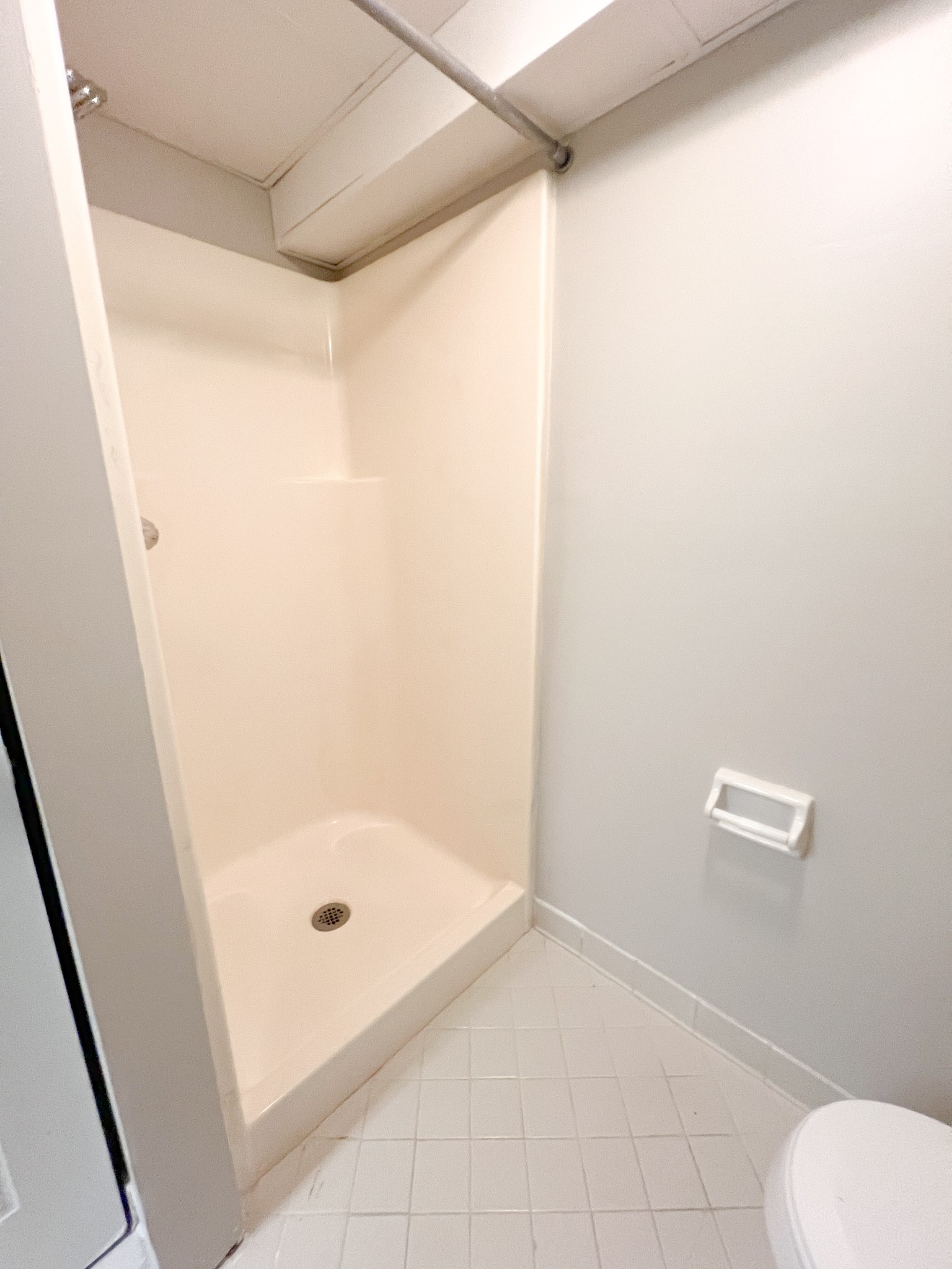 175 Condor Court Clarksville, TN 37042 - Photo 9 of 14 a bathroom with a shower