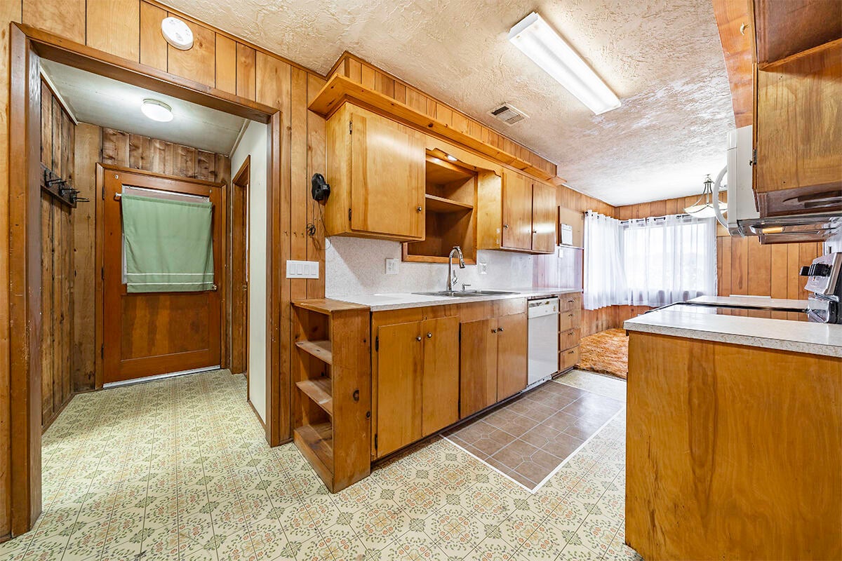 7215 Blackwell Road Central Point, OR 97502 - Photo 10 of 25 DSC03120
