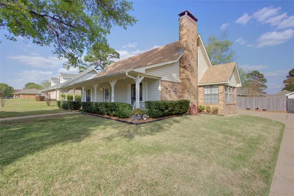 $299,900 | 325 Loma Linda Street, Wake Village, TX 75501
