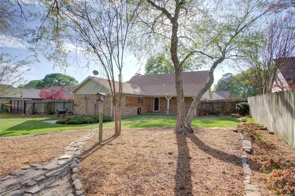 $299,900 | 325 Loma Linda Street, Wake Village, TX 75501