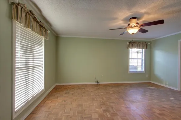 $299,900 | 325 Loma Linda Street, Wake Village, TX 75501