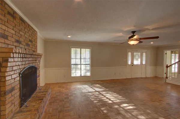 $299,900 | 325 Loma Linda Street, Wake Village, TX 75501