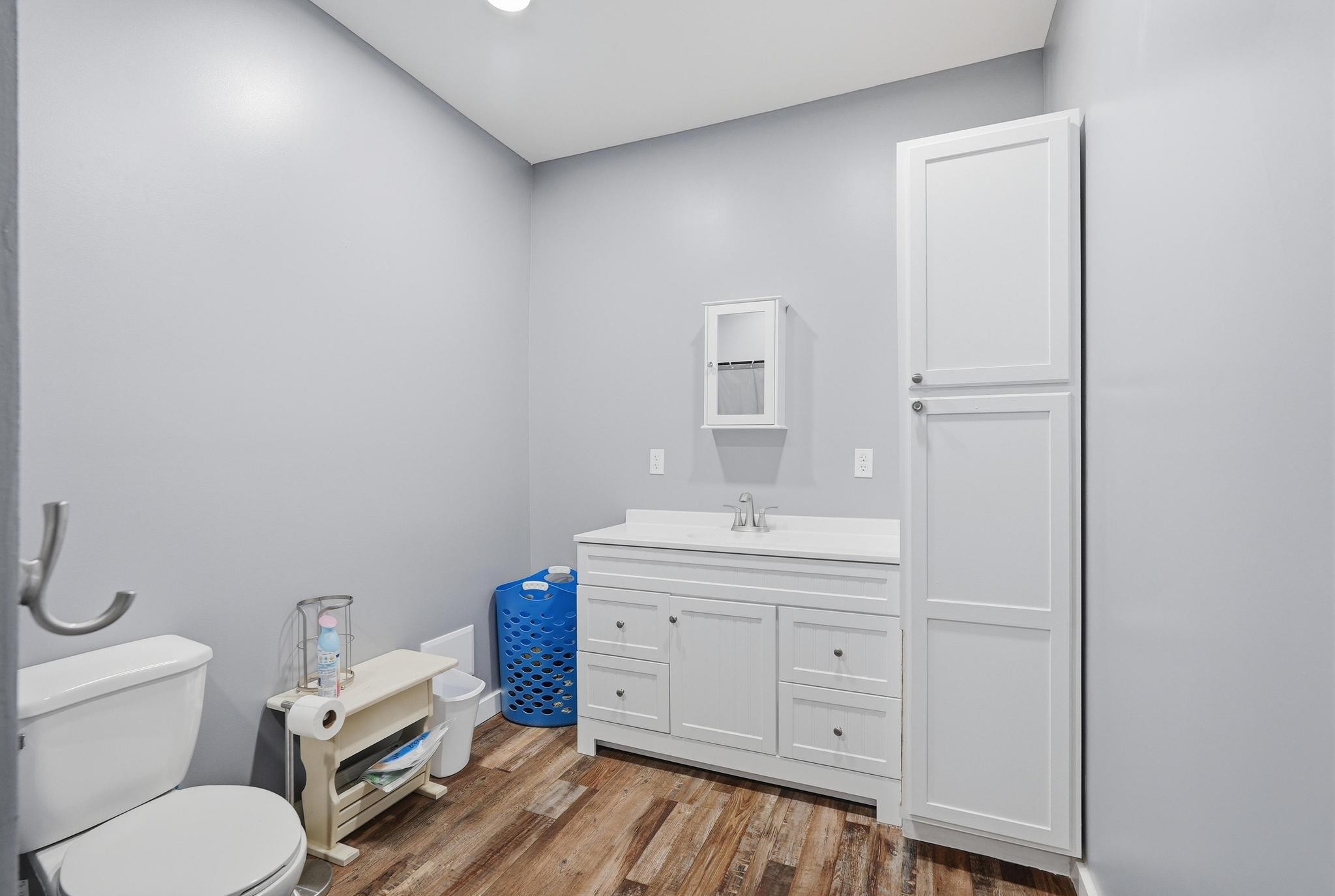 1050 Franks Ferry Road Sparta, TN 38583 - Photo 11 of 35 a bathroom with a toilet a sink and mirror