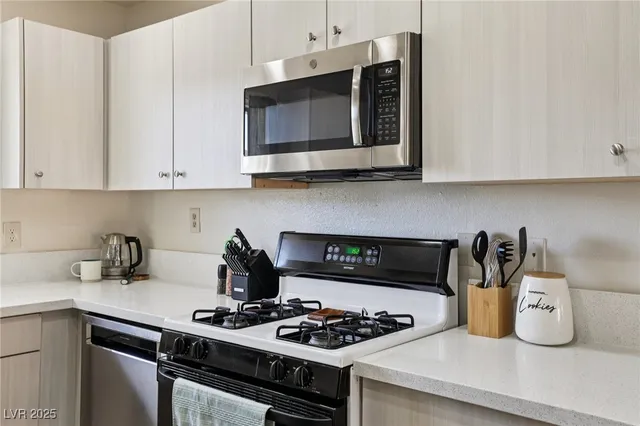 $430,000 | 415 Chateau Drive, Henderson, NV 89002