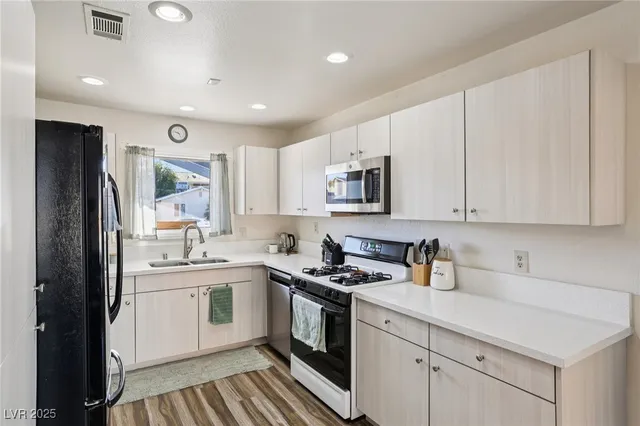 $430,000 | 415 Chateau Drive, Henderson, NV 89002