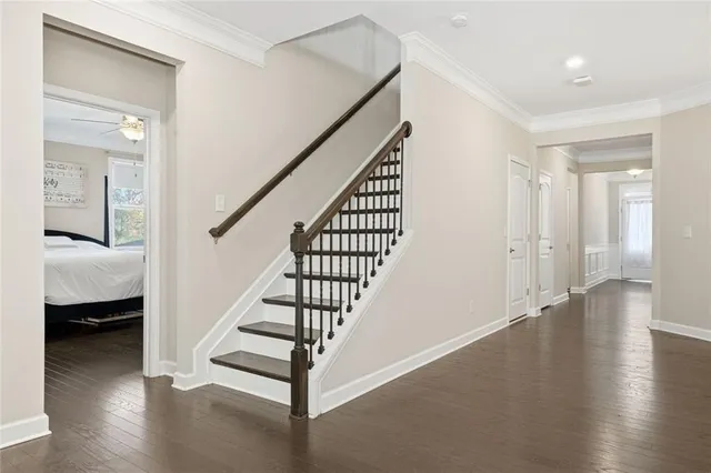 a view of a house with backyard