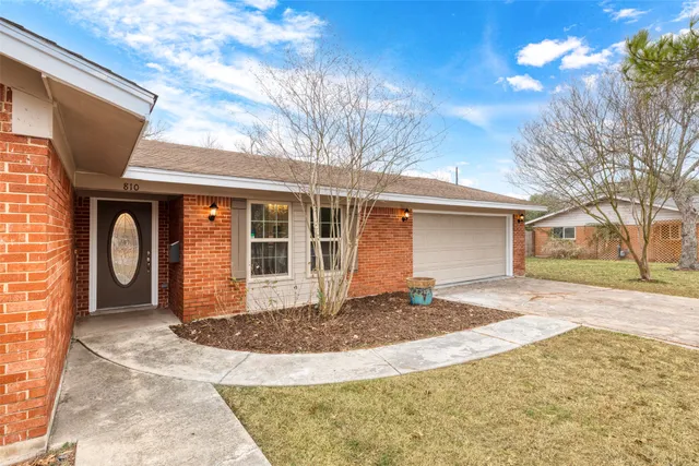 $500,000 | 810 Vogel Drive, Lockhart, TX 78644