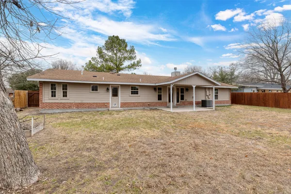 $450,000 | 810 Vogel Drive, Lockhart, TX 78644