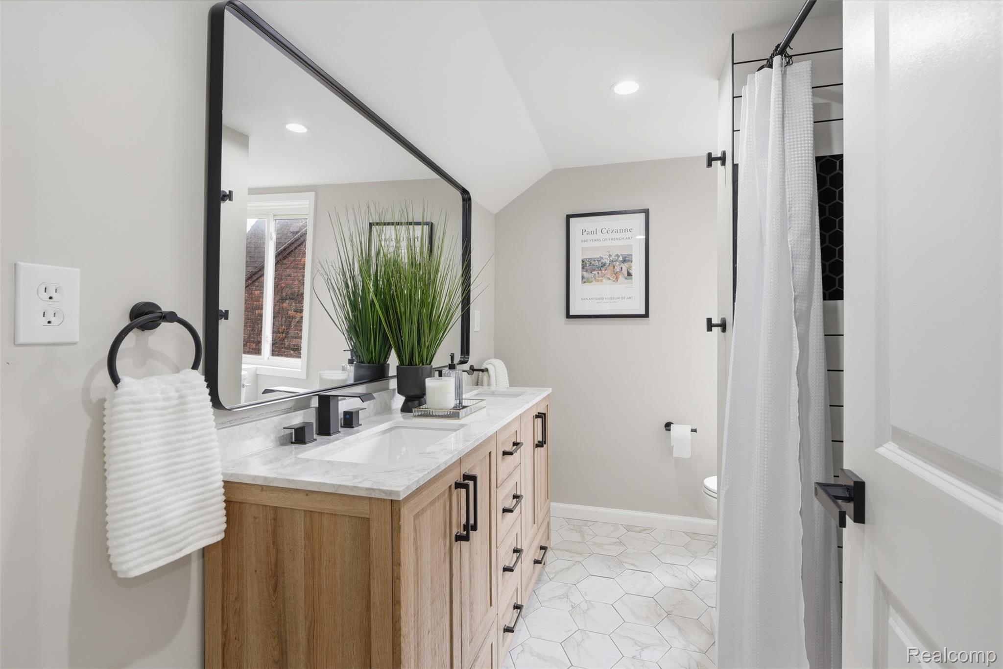 16636 Ardmore Street Detroit, MI 48235 - Photo 21 of 27 Full bath with double vanity