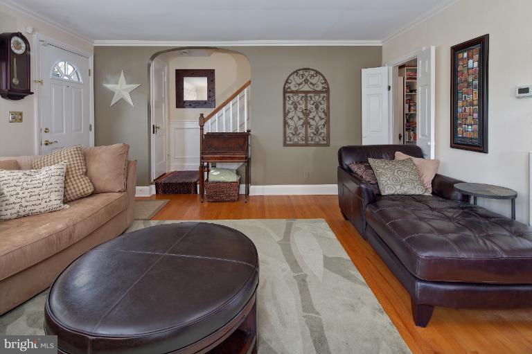 418 Overbrook Road Baltimore, MD 21212 - Photo 16 of 30 a living room with furniture and a potted plant