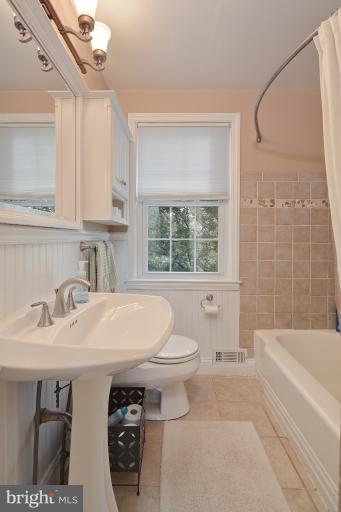 418 Overbrook Road Baltimore, MD 21212 - Photo 26 of 30 a bathroom with a sink a toilet and bathtub