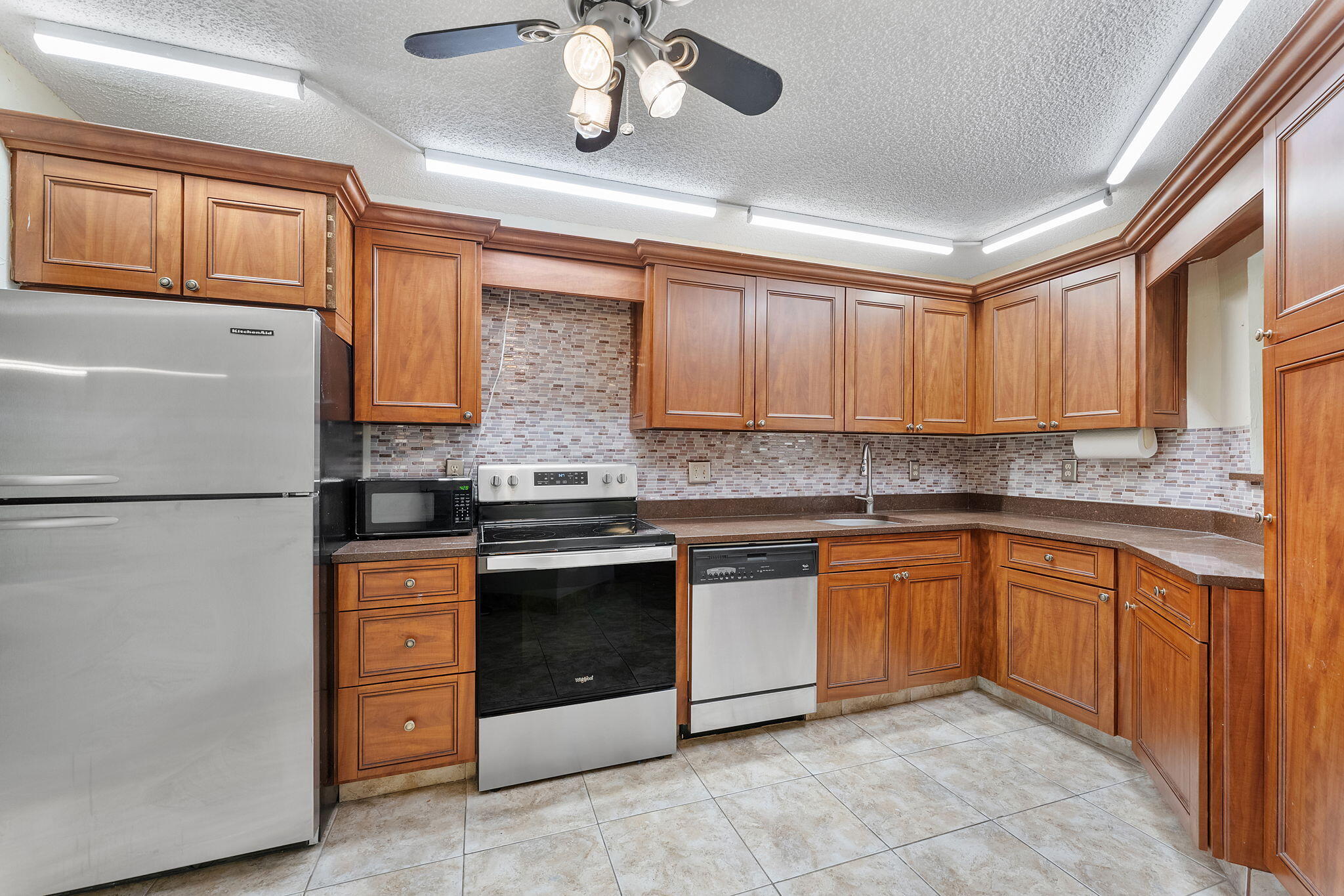 5800 Camino Del Sol, Unit 102 Boca Raton, FL 33433 - Photo 4 of 33 kitchen
