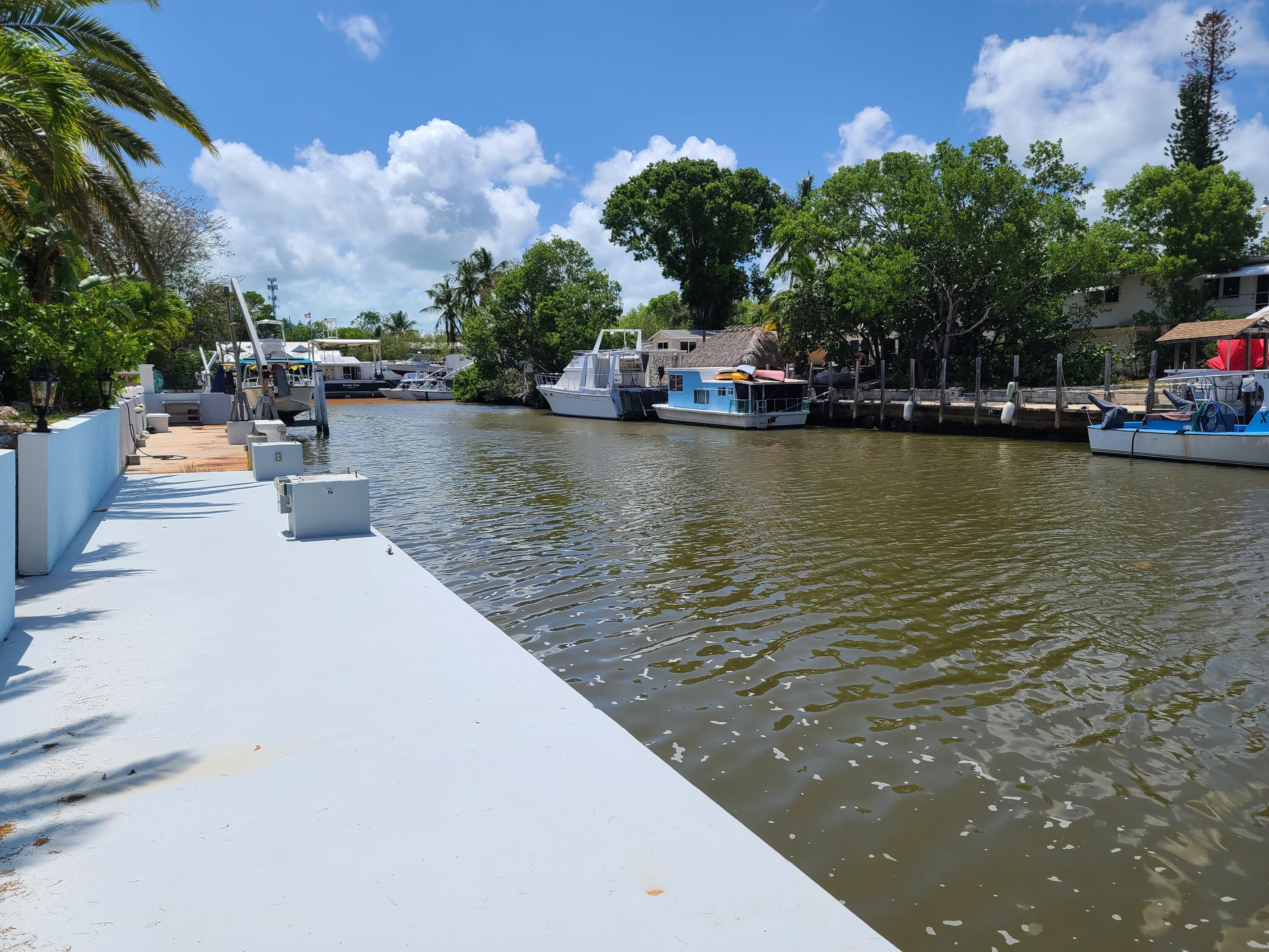 14 South Exuma Road Key Largo, FL 33037 - Photo 2 of 32 a view of a lake