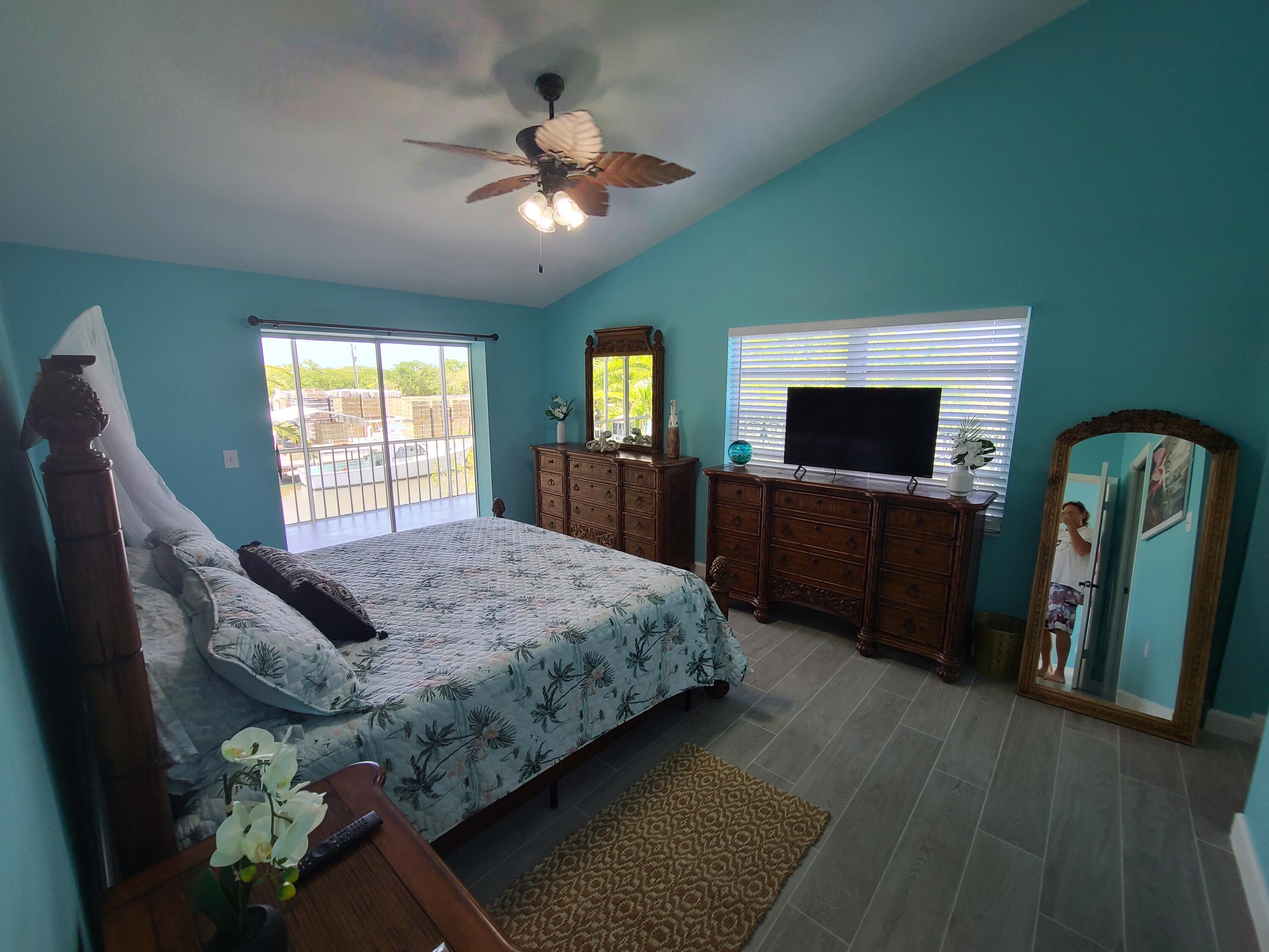 14 South Exuma Road Key Largo, FL 33037 - Photo 8 of 32 a bedroom with furniture and a flat screen tv
