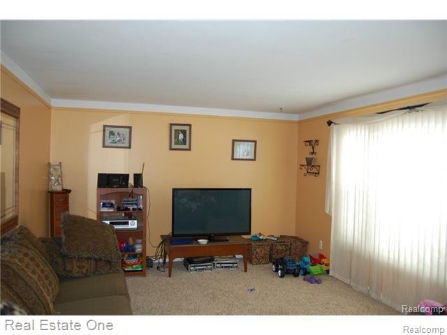 4857 Cullen Road Fenton, MI 48430 - Photo 9 of 19 9.jpg