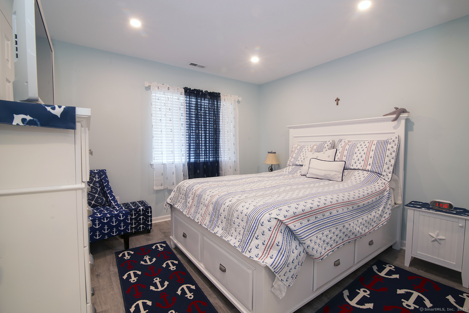 1 Mansfield Grove Road, Unit 306 East Haven, CT 06512 - Photo 15 of 31 a bedroom with a bed and a dresser