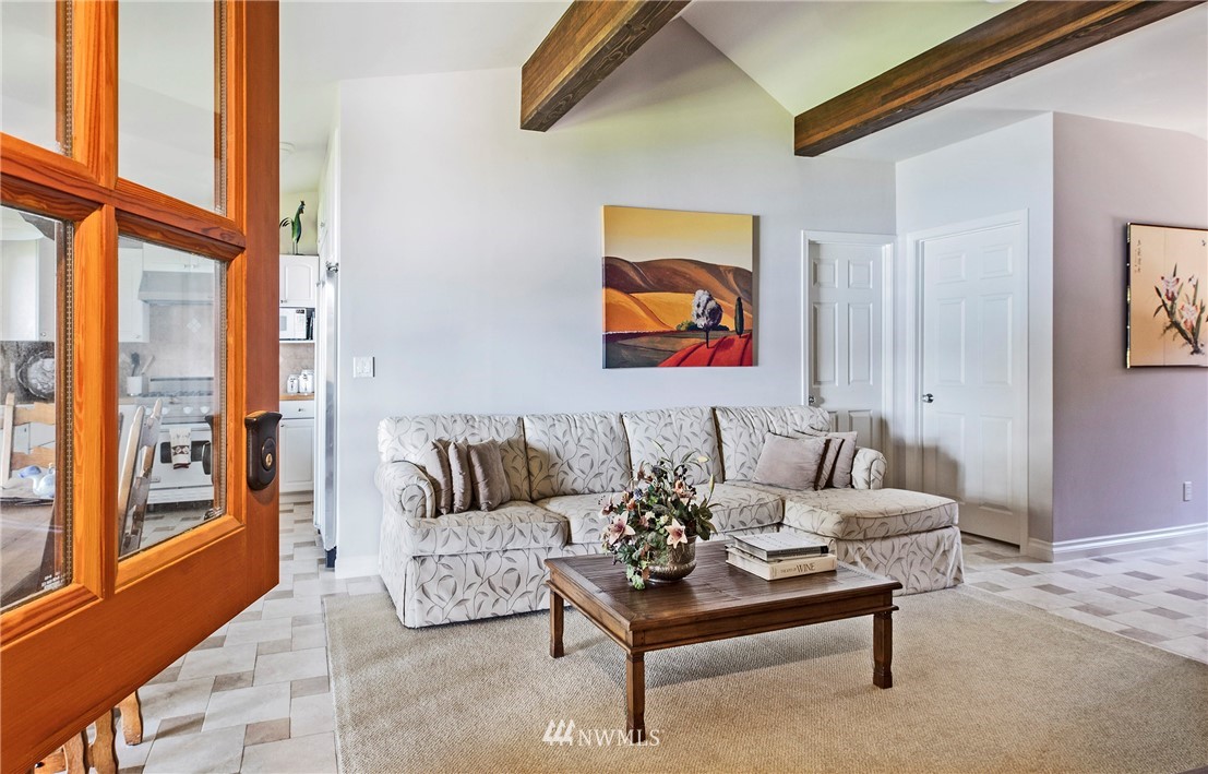 23135 Kingsbury Road Southwest Vashon, WA 98070 - Photo 5 of 25 Gallery Image 5
