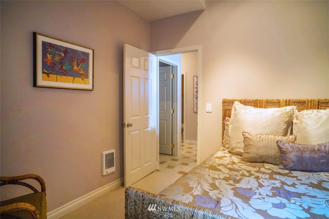 23135 Kingsbury Road Southwest Vashon, WA 98070 - Photo 8 of 25 Gallery Image 8