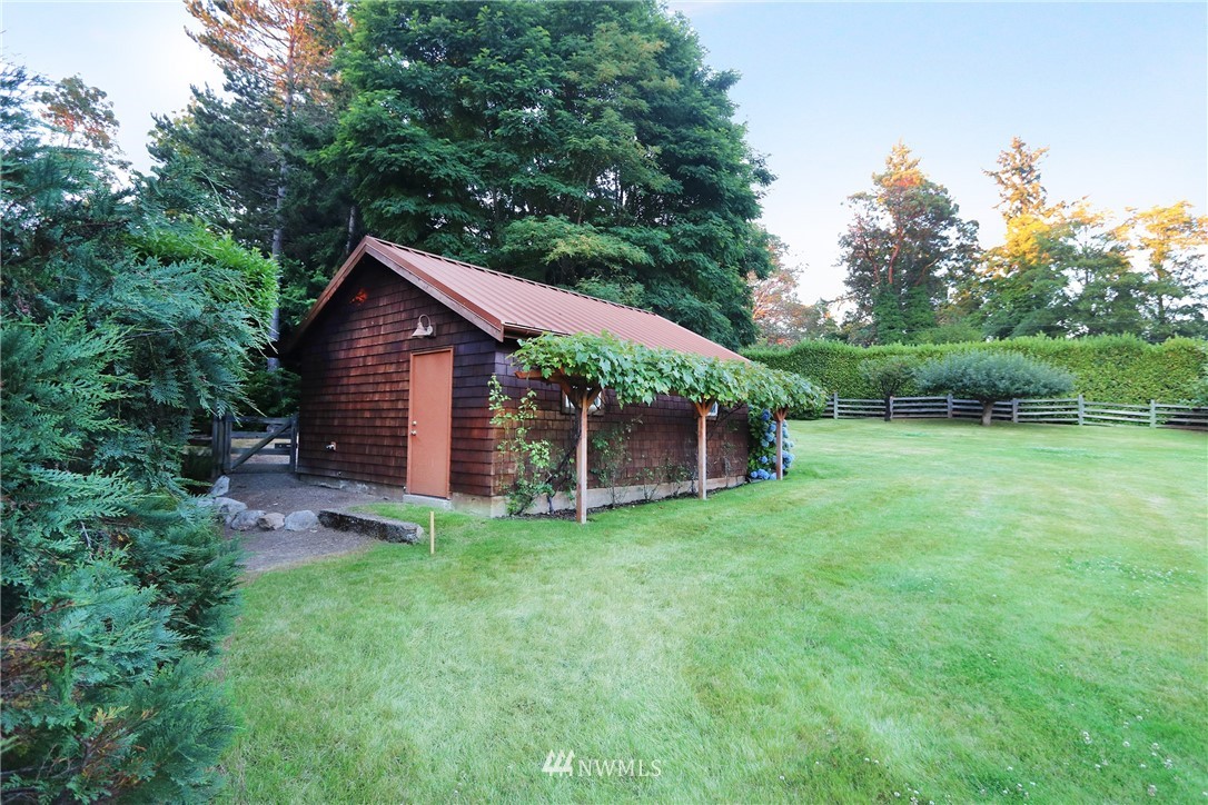 23135 Kingsbury Road Southwest Vashon, WA 98070 - Photo 10 of 25 Gallery Image 10