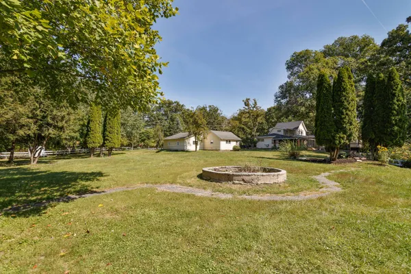a view of yard with green space
