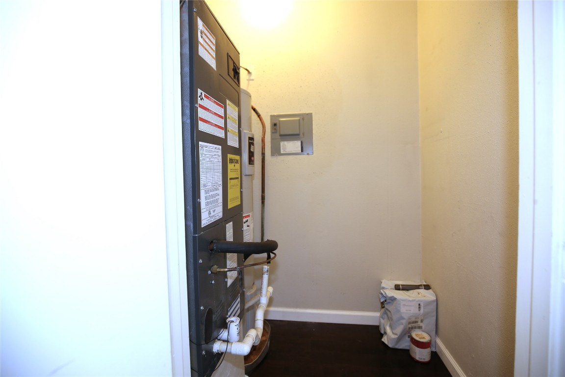 8210 Bent Tree Road, Unit 257 Austin, TX 78759 - Photo 16 of 20 a bathroom with a window