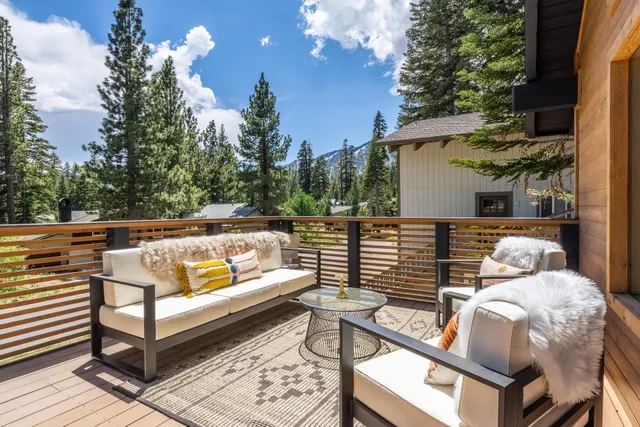 a view of sitting area with furniture