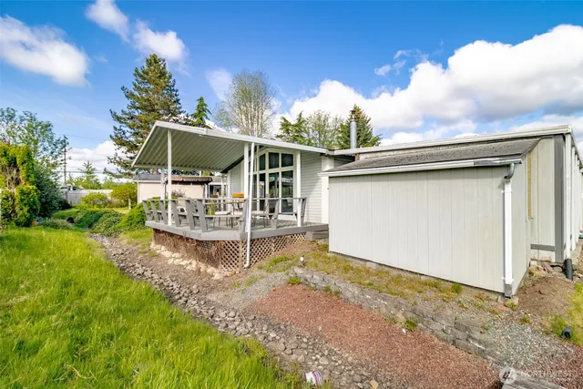 a view of a house with a yard