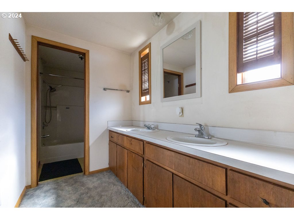 2908 Elmira Road Eugene, OR 97402 - Photo 31 of 40 Bathroom