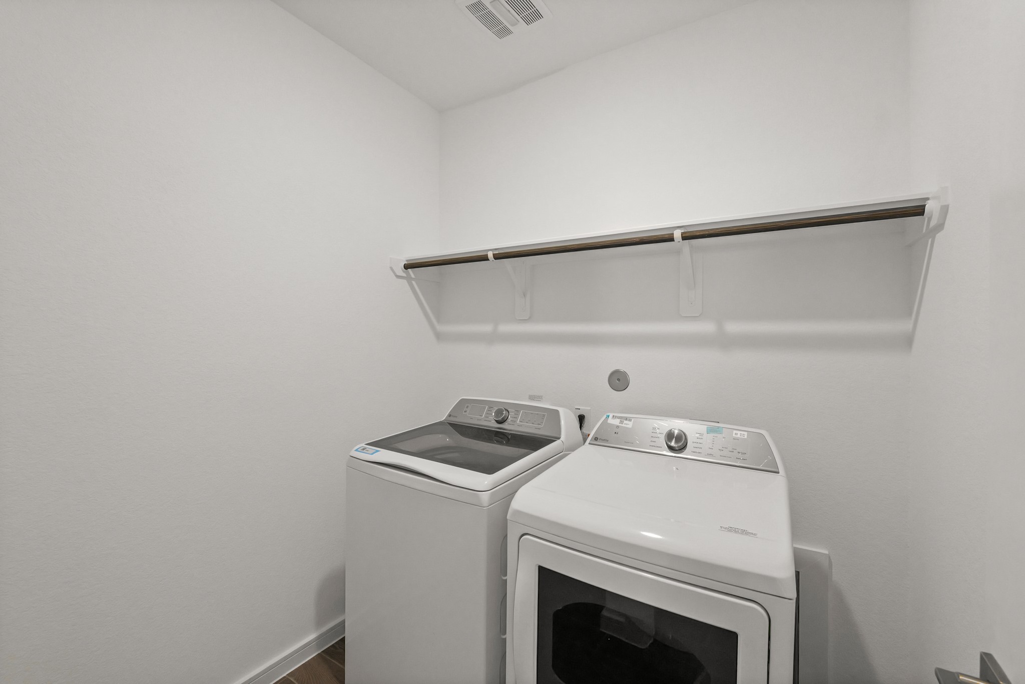 7807 Jasper Mdws Way Angleton, TX 77515 - Photo 18 of 26 Laundry room (*Photo not of actual home and used for illustration purposes only.)