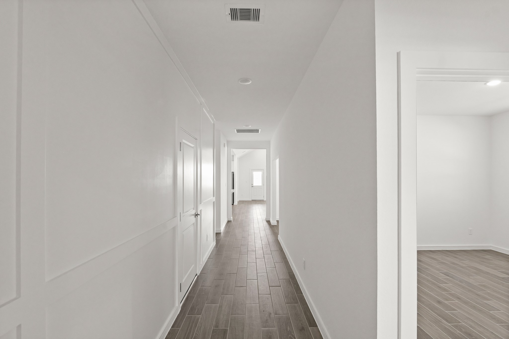 7807 Jasper Mdws Way Angleton, TX 77515 - Photo 4 of 26 Welcoming foyer (*Photo not of actual home and used for illustration purposes only.)