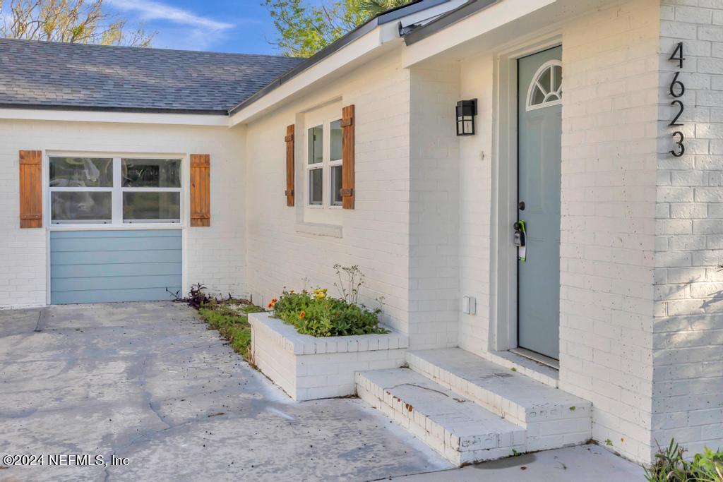 4623 Ribault Park Street Jacksonville, FL 32233 - Photo 2 of 30 a front view of a house