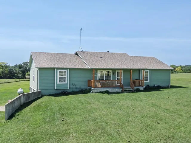$489,950 | 24601 Garrett Road, McLouth, KS 66054