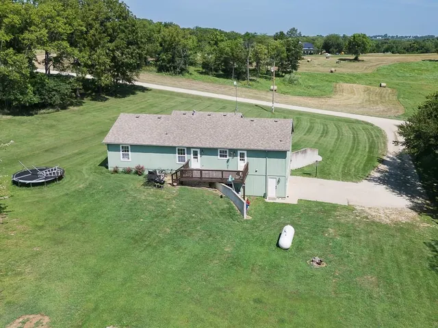 $489,950 | 24601 Garrett Road, McLouth, KS 66054