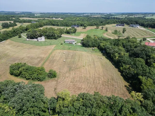 $489,950 | 24601 Garrett Road, McLouth, KS 66054