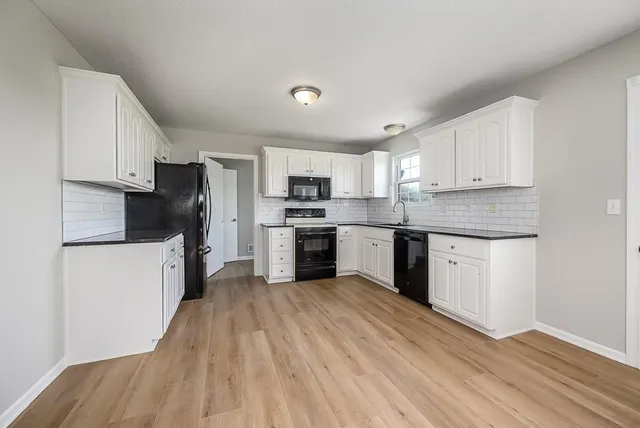 $489,950 | 24601 Garrett Road, McLouth, KS 66054