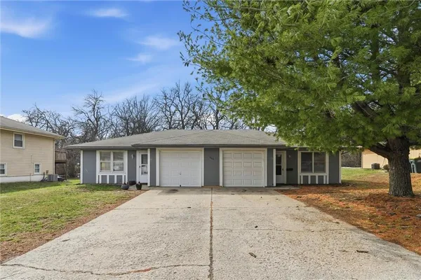 $379,900 | 804 Northeast Banner Drive, Lee's Summit, MO 64086