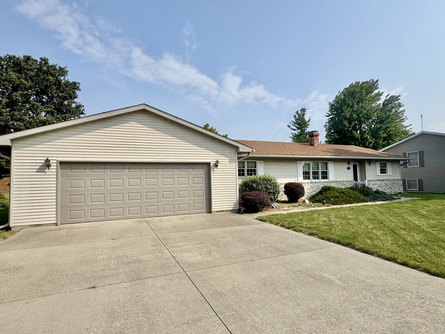 31 Colonial Drive Clinton, IL 61727 - Photo 1 of 24 a front view of a house with a yard and garage