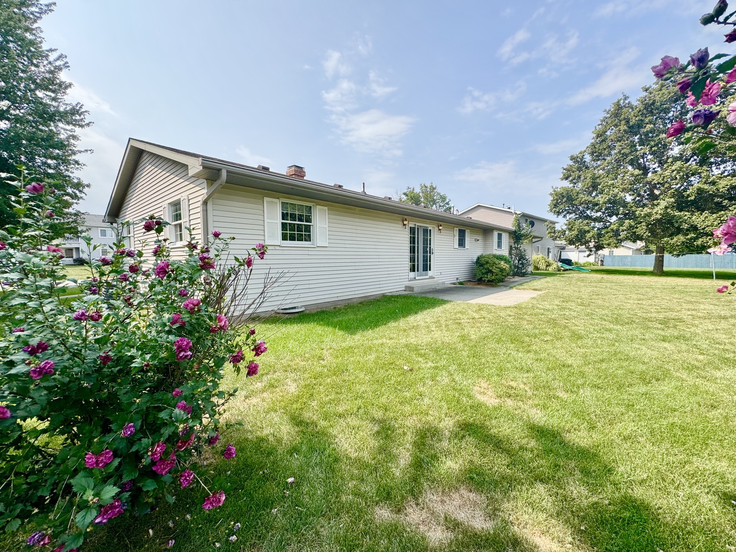31 Colonial Drive Clinton, IL 61727 - Photo 4 of 24 a front view of house with yard and green space
