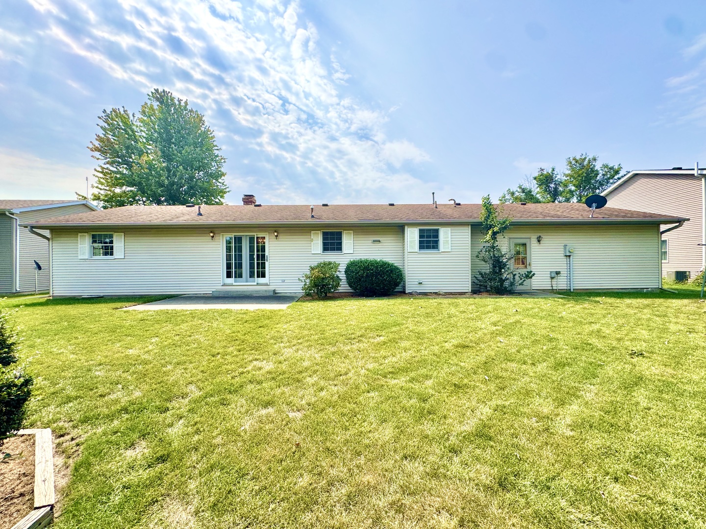 31 Colonial Drive Clinton, IL 61727 - Photo 5 of 24 a front view of a house with a garden