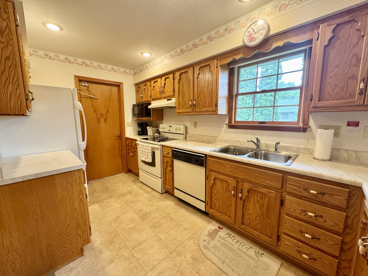 31 Colonial Drive Clinton, IL 61727 - Photo 9 of 24 a kitchen with stainless steel appliances granite countertop a sink stove and refrigerator
