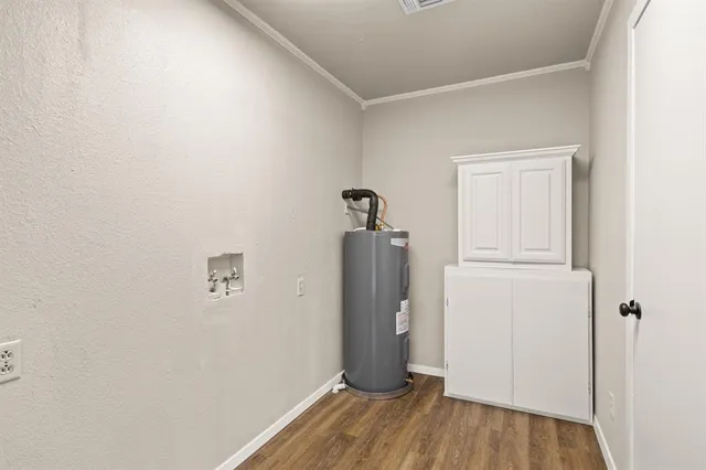 a view of a livingroom with wooden floor and closet