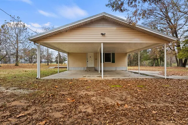a view of a house with backyard