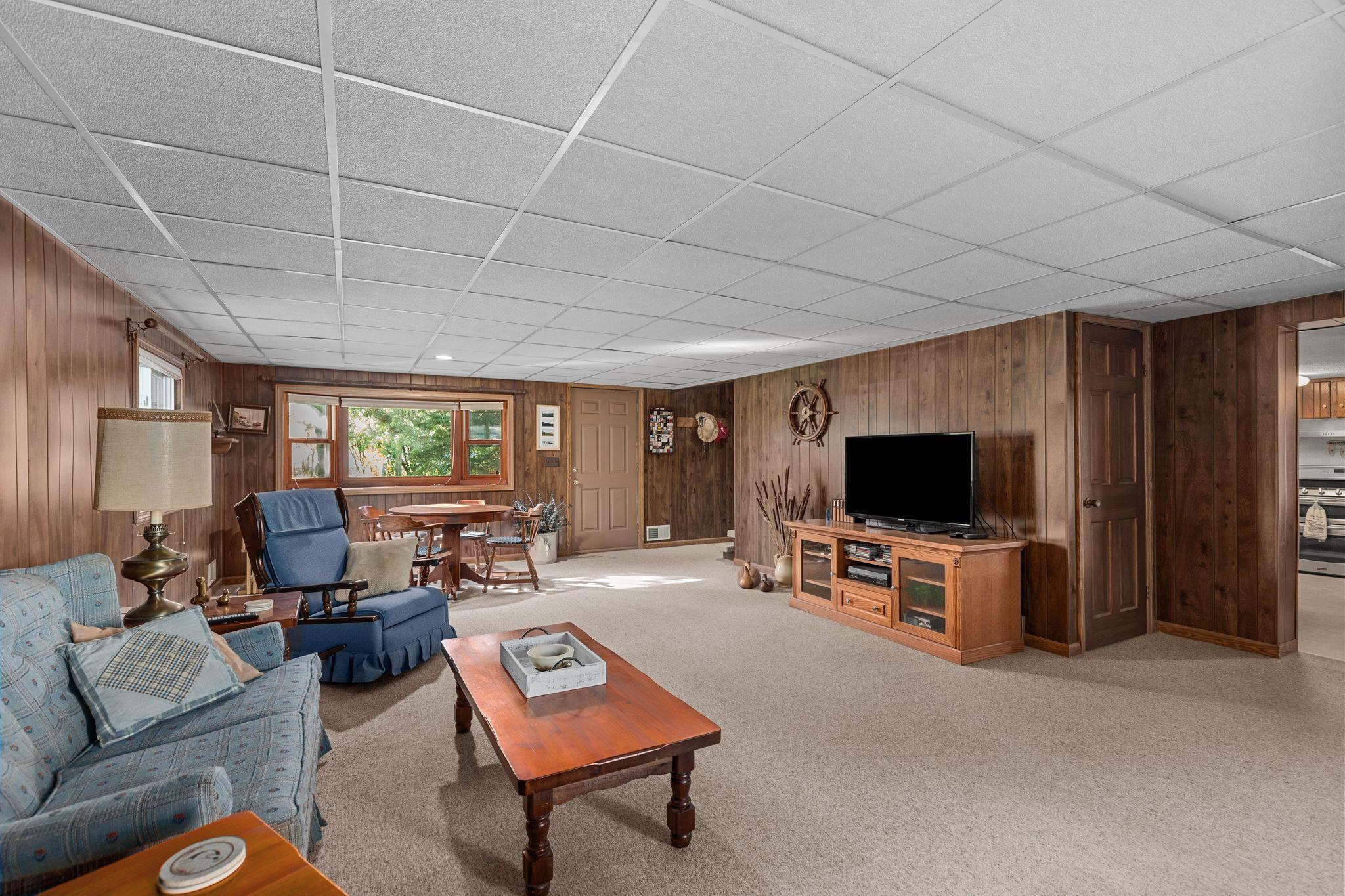 5592 Lake Road Oshkosh, WI 54902 - Photo 12 of 65 Gallery Image 12