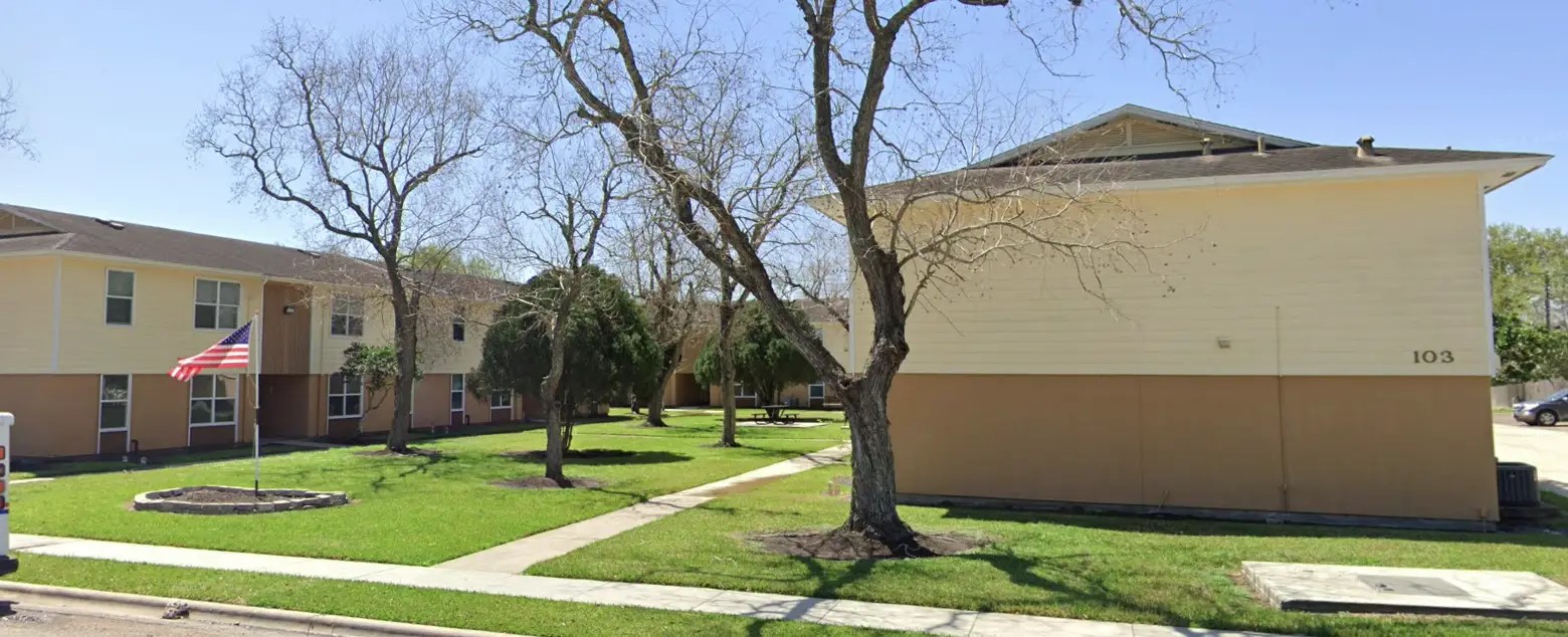 103 Cornwall Drive Victoria, TX 77904 - Photo 5 of 7 a front view of a house with garden