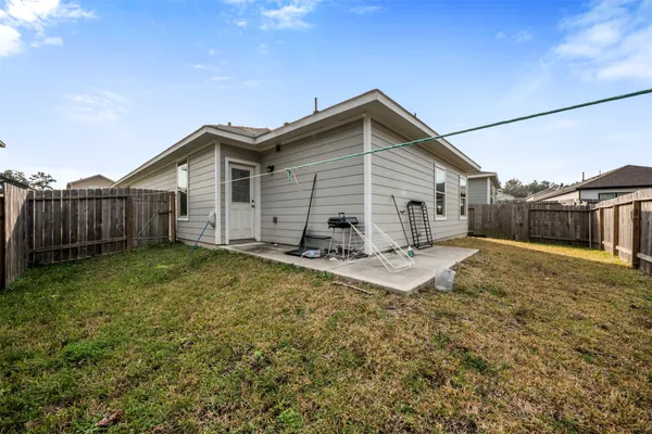 a view of a house with backyard and garden