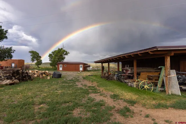 a view of a house with backyard